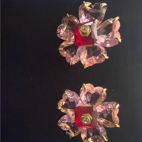 Swarovski Idyllia stud earrings
Flower, Pink, Gold-tone plated - Picture 5 of 5